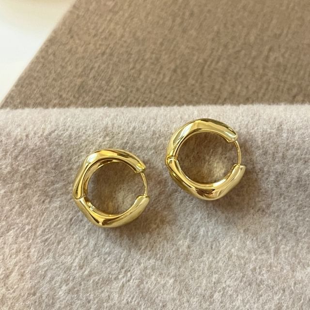 Kiren-Twisted Huggie Earring
