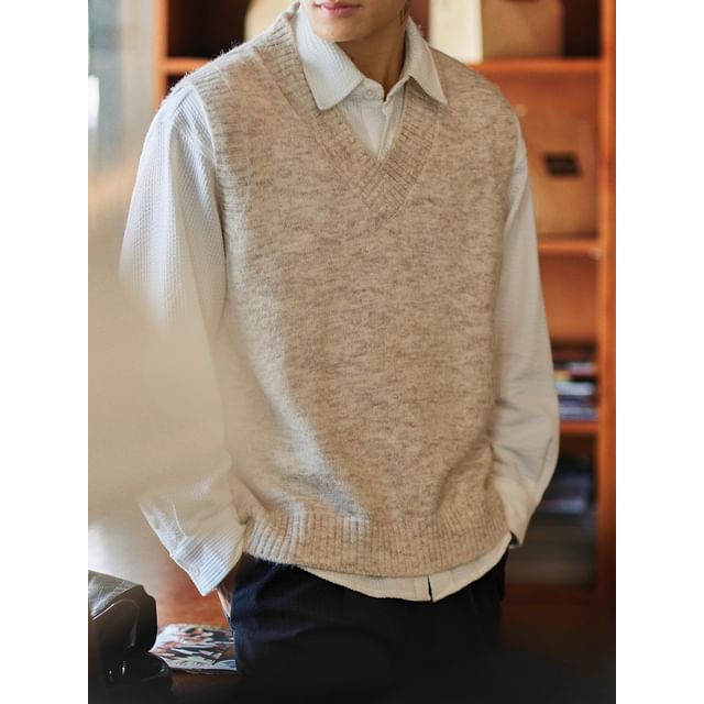 Kong Lane-V-Neck Plain Sweater Vest