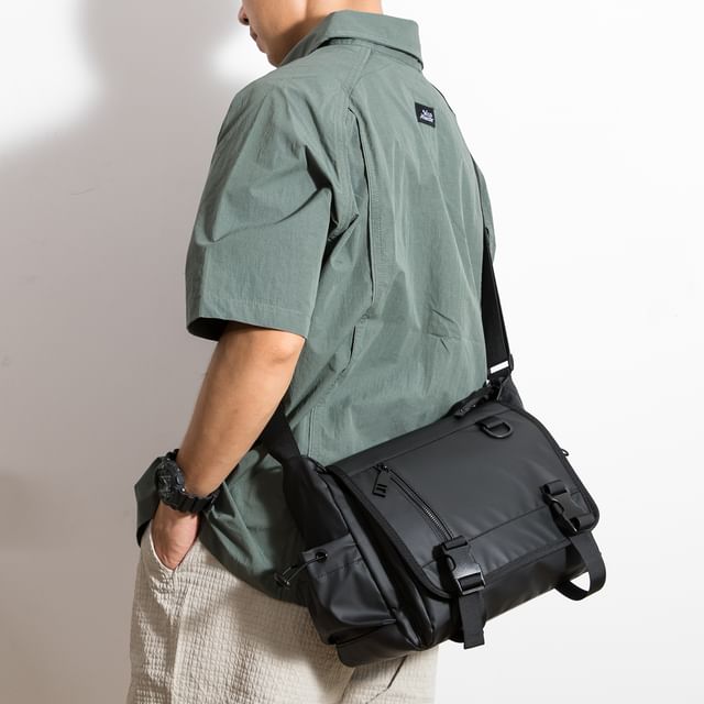 krokki-Plain Buckled Messenger Bag