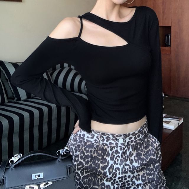 KUMI-Long-Sleeve Cutout Plain Crop Top