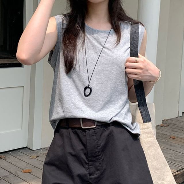 KUMI-Sleeveless Round Neck Plain Tank Top