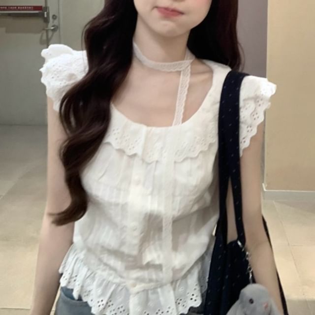 KUMI-Sleeveless U-Neck Lace Crop Top