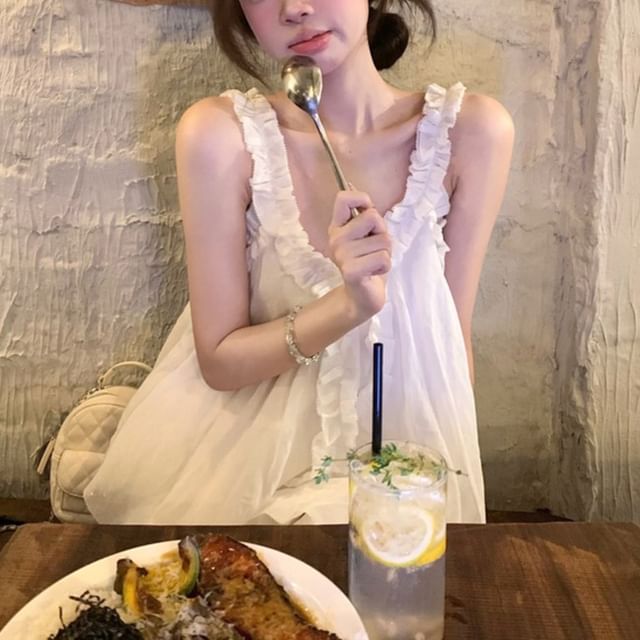 KUMI-Sleeveless V-Neck Plain Flowy Top