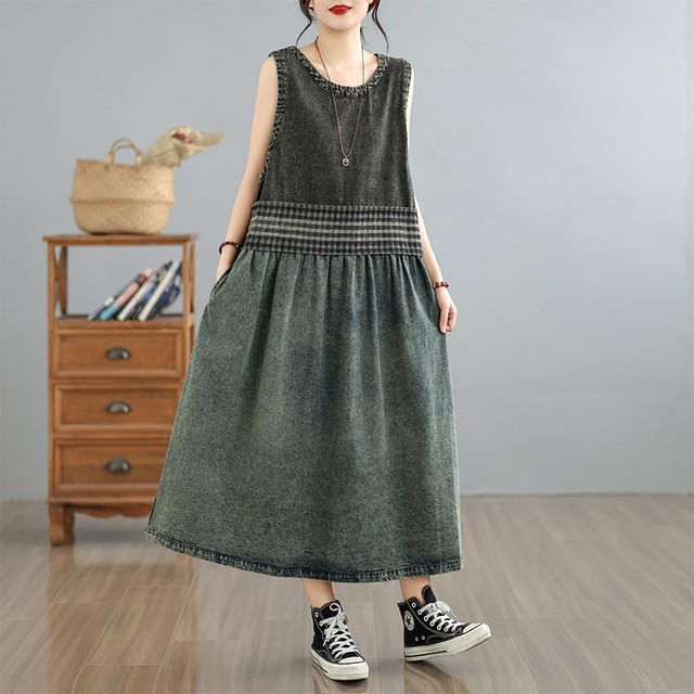 Lewwe-Sleeveless Round Neck Patchwork Washed Denim Maxi Smock Dress