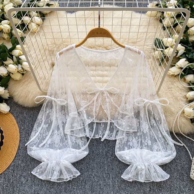Lucuna-Puff-Sleeve V-Neck Lace Crop Top