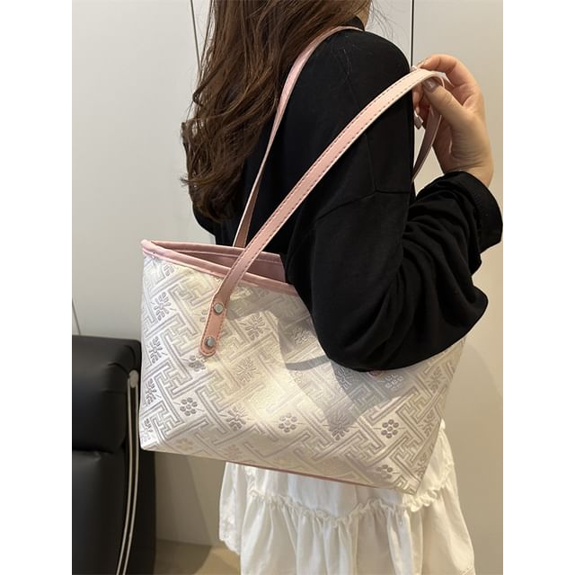 Maorong-Patterned Tote Bag