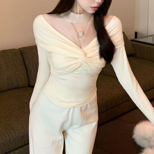 Metonymph-Long-Sleeve V-Neck Plain Crop Top
