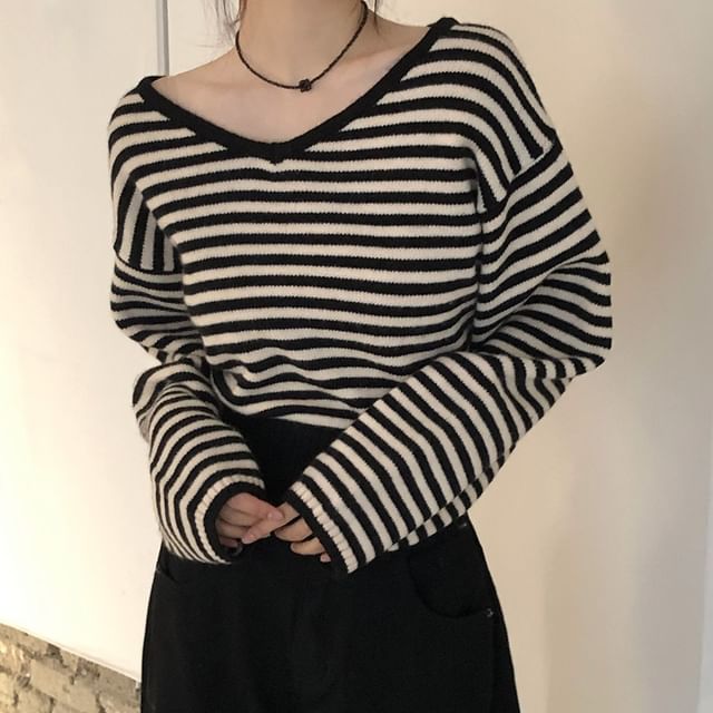 MIKIGA-Long-Sleeve V-Neck Striped Knit Top