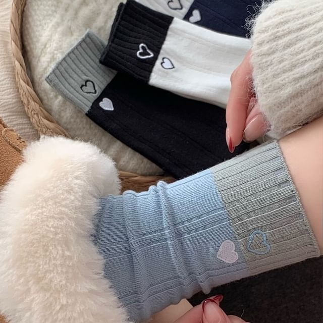 Mimiyu-Two Tone Heart Embroidered Crew Socks Set