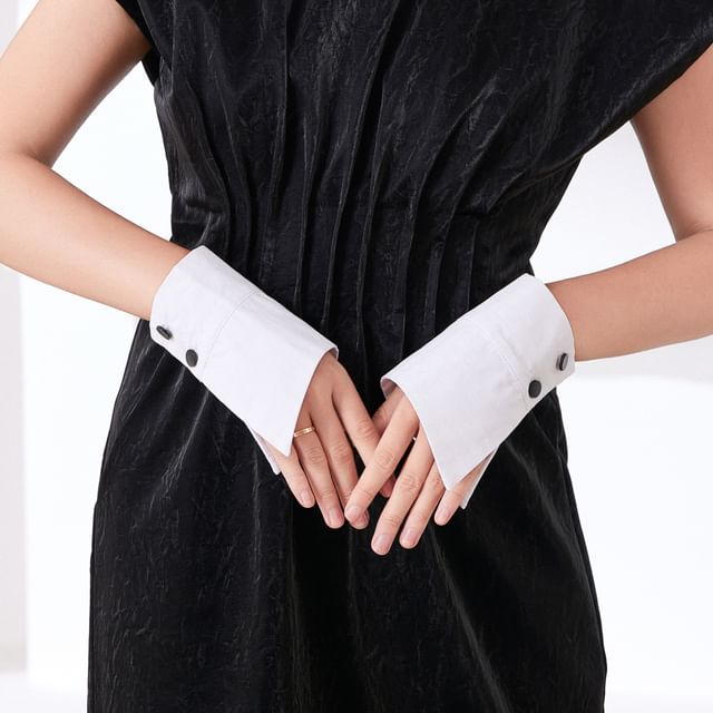 MIOW-Plain Button Decorative Cuff