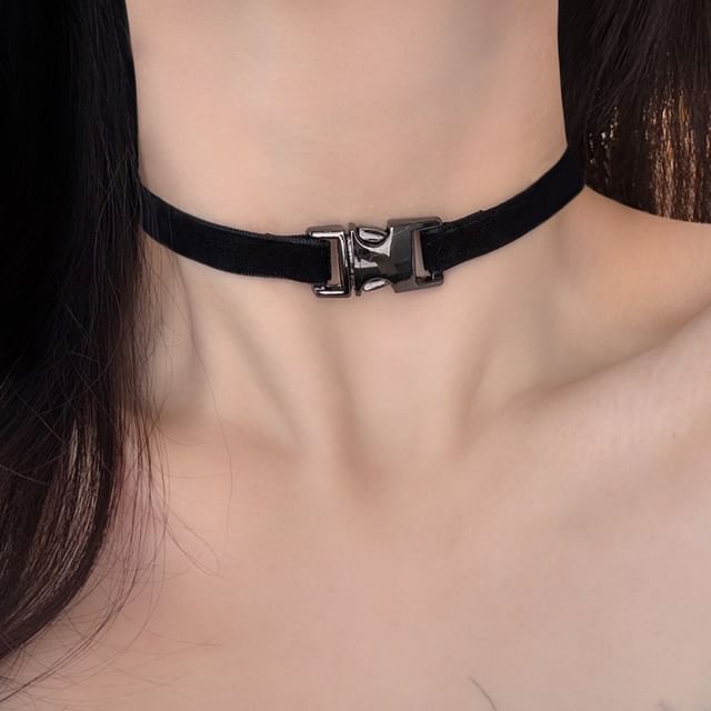 moliveny-Buckled Velvet Choker