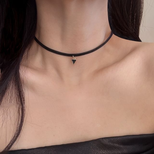 moliveny-Triangle Choker