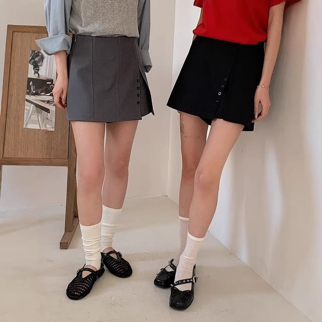 Moon City-Mid Rise Plain Button Skorts