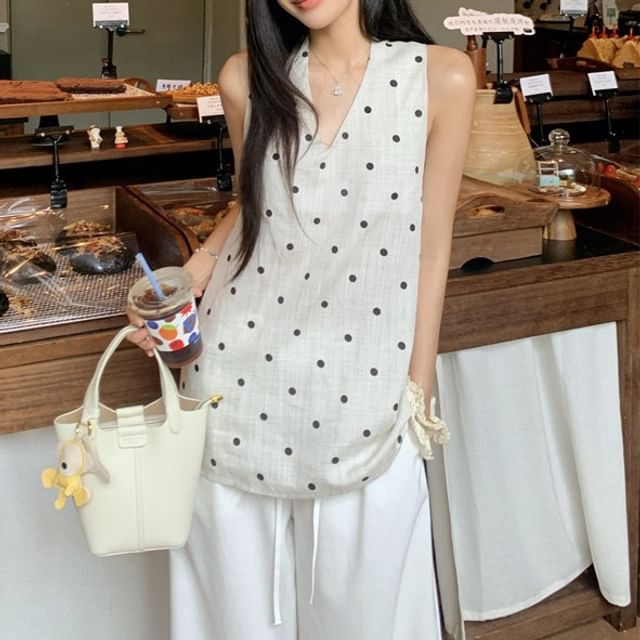 Moon City-Sleeveless V-Neck Dotted Top