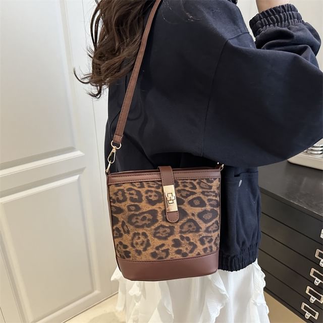 Mulgam-Faux Leather Leopard Print Bucket Bag