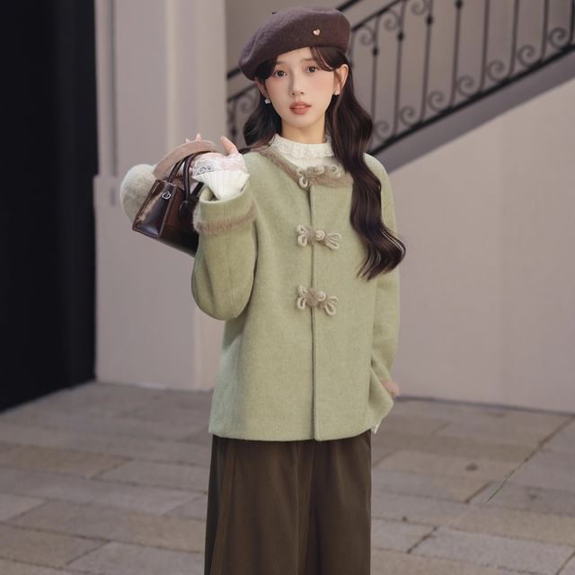 Nebbia-Crew Neck Contrast Fluffy Trim Frog Buttoned Jacket