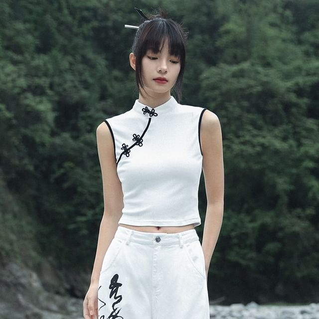 Nekomata-Sleeveless Mandarin Collar Contrast Trim Frog Closure Top
