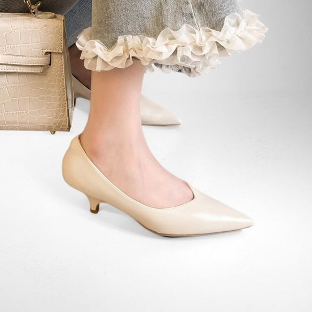 Niuna-Pointed Toe Kitten Heel Pumps