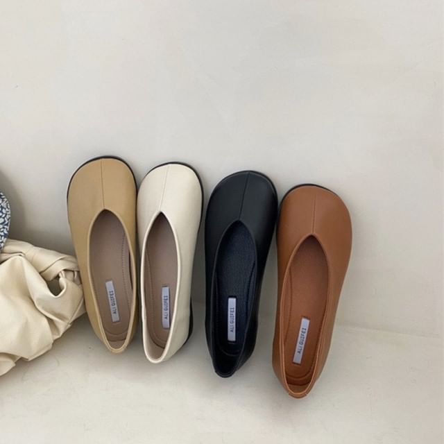 Niuna-Round Toe Faux Leather Flats
