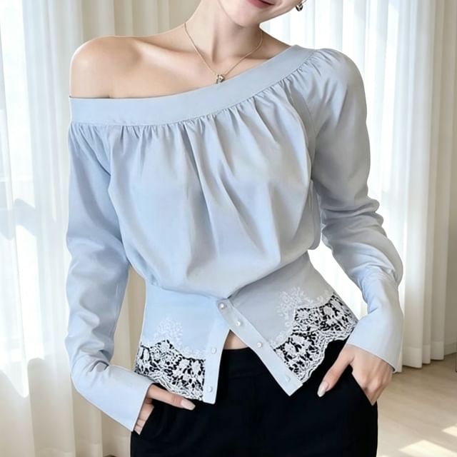 Omibayo-Long-Sleeve Off-Shoulder Lace Panel Buttoned Slit Blouse