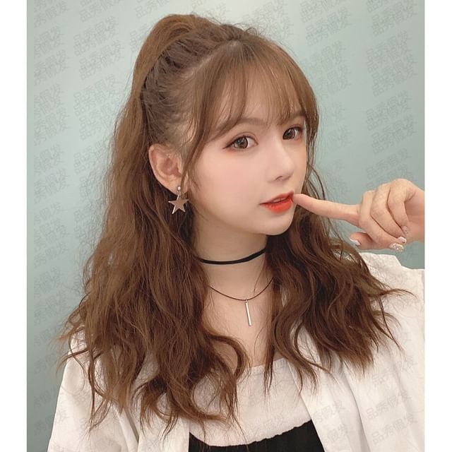 Pin Show-Wavy Ponytail Wig