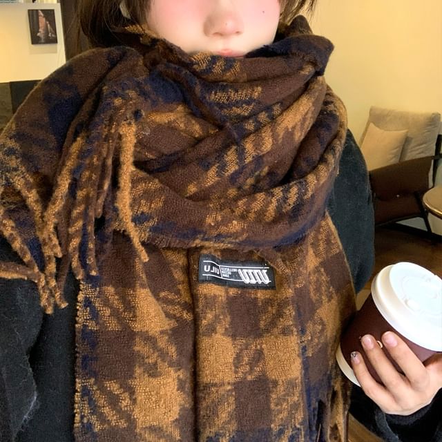 Pompabee-Houndstooth Fringed Shawl