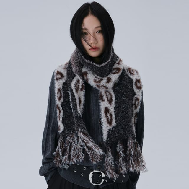 Pompabee-Leopard Patterned Fringe Knit Scarf
