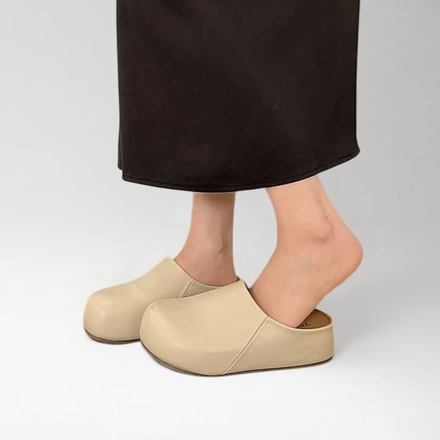 Queen Zoo-Faux Leather Plain Mules