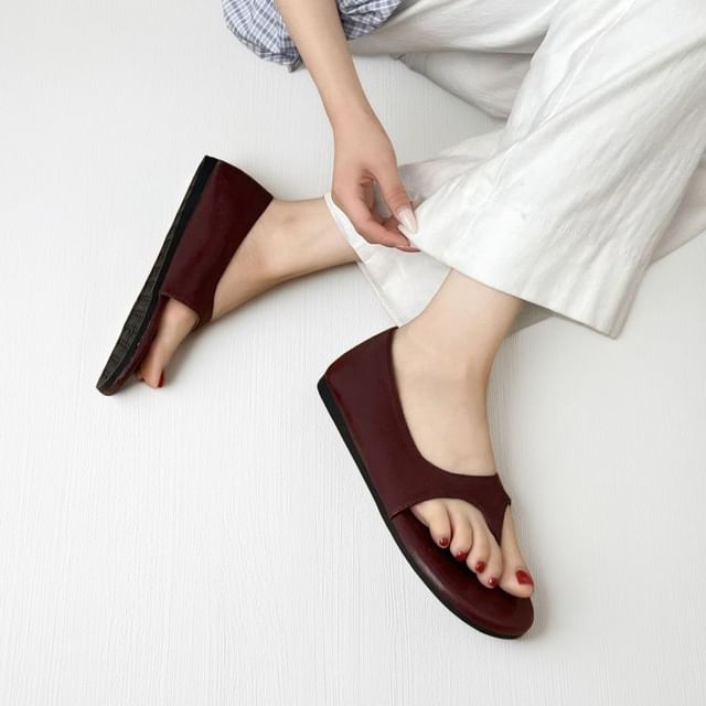 Queen Zoo-Plain Flip Flop Flats
