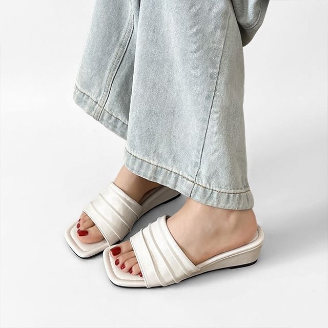 Queen Zoo-Pleated Wedge Slide Sandals