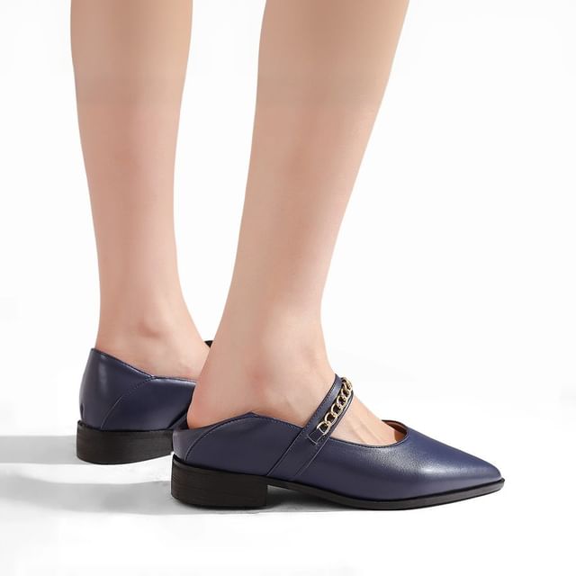 Queen Zoo-Pointy Chained Loafers