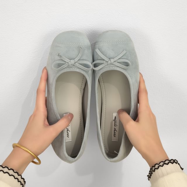 Queen Zoo-Ribbon Accent Suede Flats