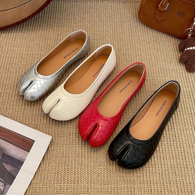 Queen Zoo-Split Toe Plain Woven Faux Leather Flats