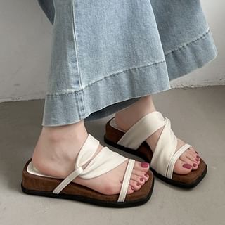 Queen Zoo-Square Toe Strappy Flat Sandals