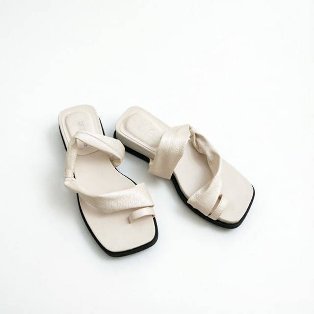 Queen Zoo-Strappy Toe Loop Platform Slide Sandals