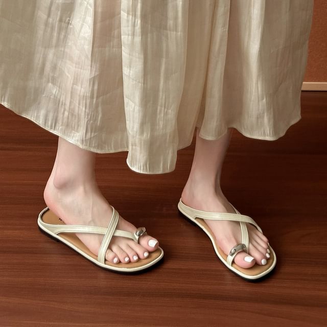 Red Wolf-Plain Loop Toe Sandals