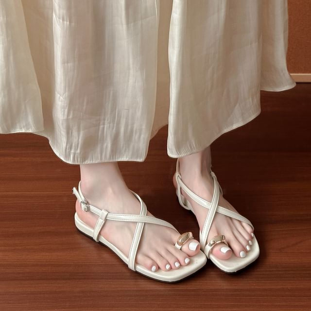 Red Wolf-Plain Loop Toe Sandals