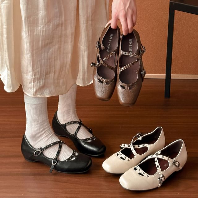 Red Wolf-Plain Studded Mary Jane Shoes