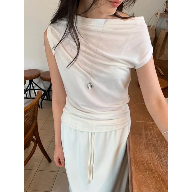 SeoulPop-Sleeveless Plain Asymmetrical Top