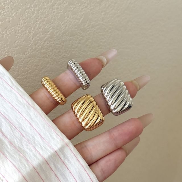 Sharkkira-Carved Thick Ring