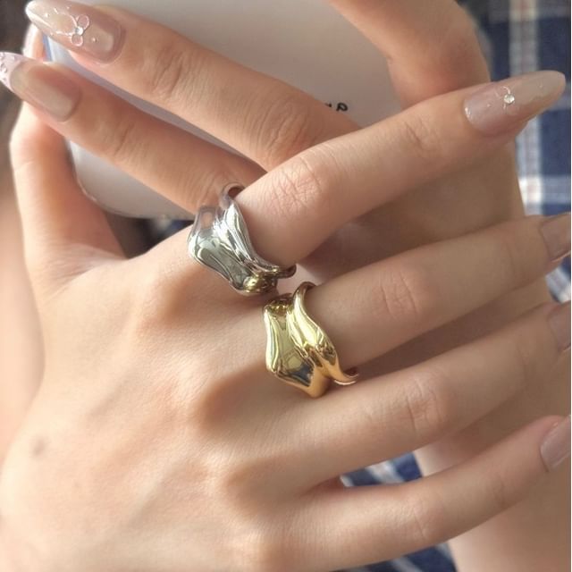 Sharkkira-Curved Metallic Ring