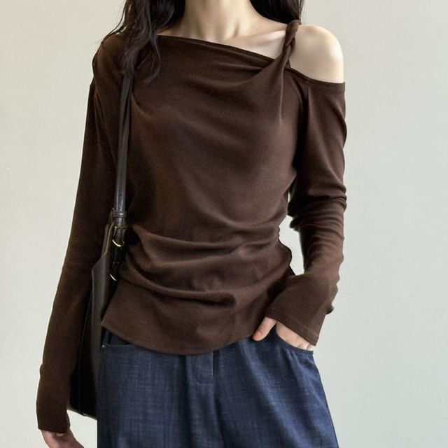 Shinsei-Long-Sleeve Cold Shoulder Twisted Asymmetrical Plain Tee
