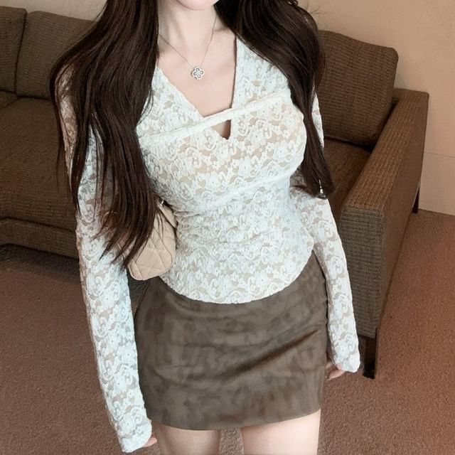 Shopherd-Long-Sleeve V-Neck Lace Slim Fit Crop Top