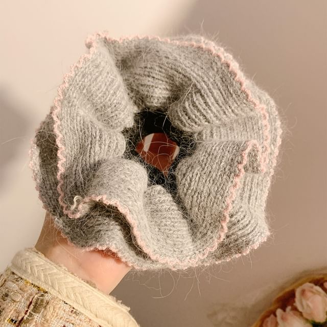 Show Mind-Contrast Trim Knit Scrunchie