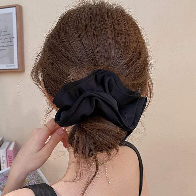 Show Mind-Plain Satin Scrunchie