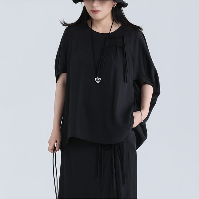 SIMPLE BLACK-Elbow Sleeve Round Neck Plain Frog Closure T-Shirt
