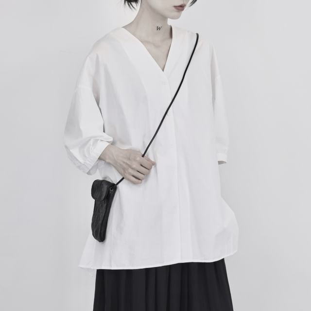 SIMPLE BLACK-Elbow-Sleeve V-Neck Plain Tee