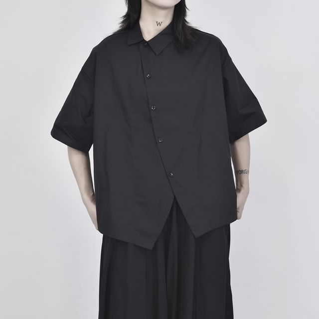 SIMPLE BLACK-Short-Sleeve Asymmetrical Plain Shirt