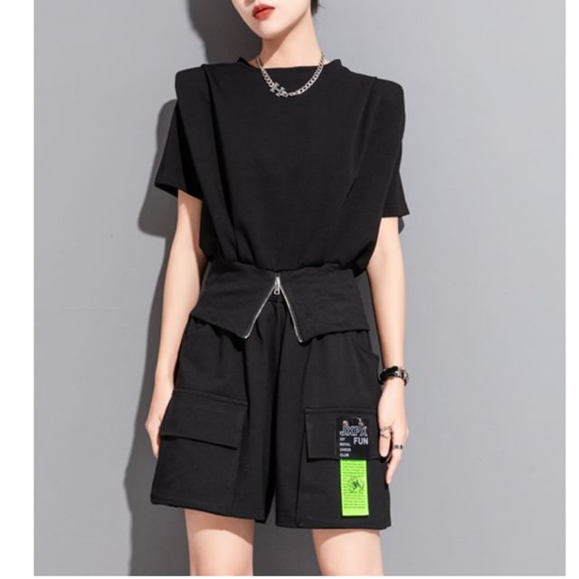 SIMPLE BLACK-Short Sleeve Crew Neck Plain Zip Slit Shoulder Pad T-Shirt