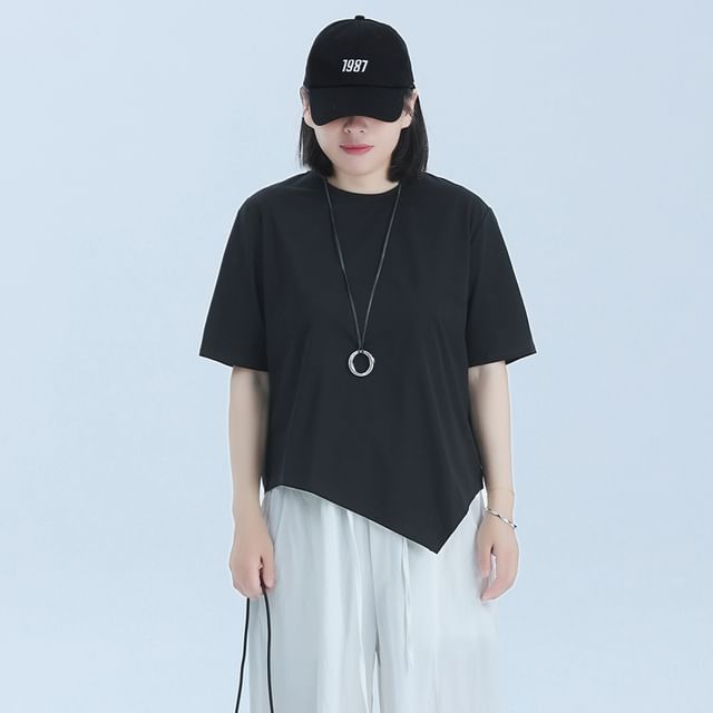 SIMPLE BLACK-Short-Sleeve Crewneck Asymmetrical Plain Tee